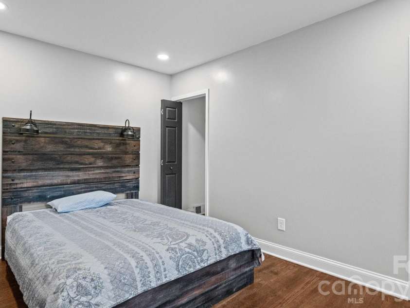 7515 Shady Lane, Charlotte, NC 28215.  MLS# CAR4405642, YatesRealty ID 39792. 