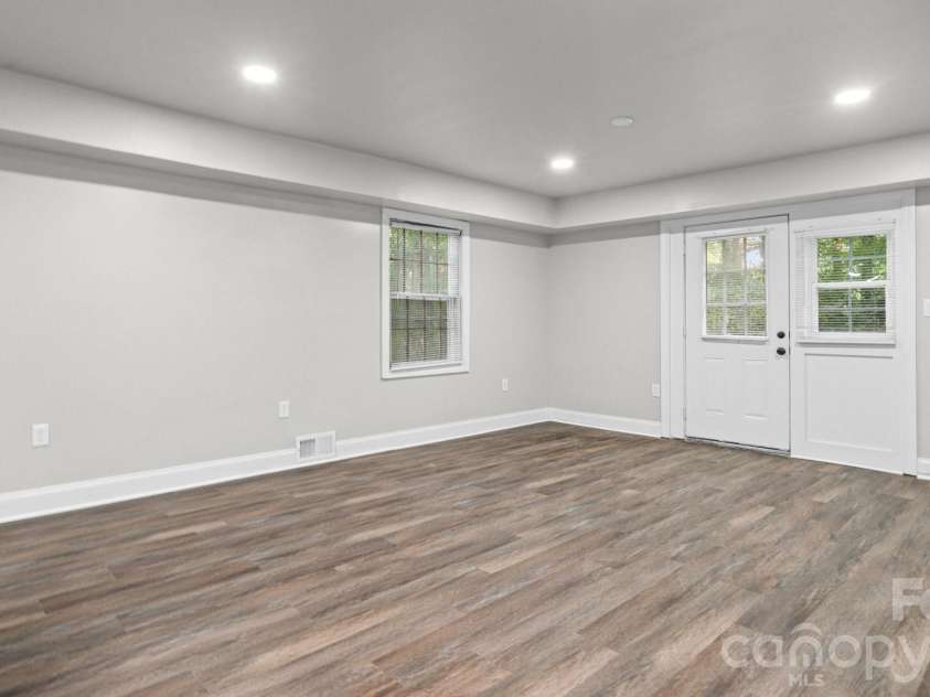7515 Shady Lane, Charlotte, NC 28215.  MLS# CAR4405642, YatesRealty ID 39792. 