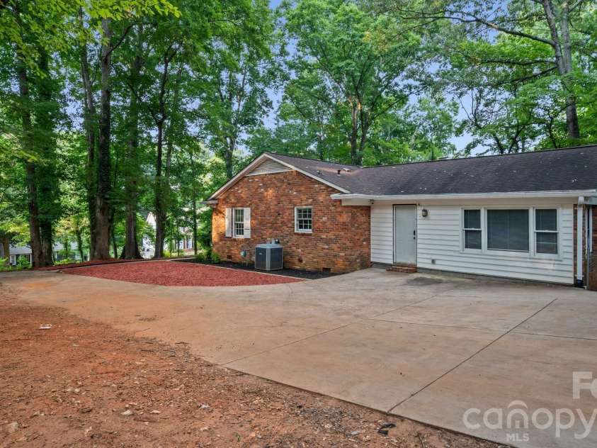 7515 Shady Lane, Charlotte, NC 28215.  MLS# CAR4405642, YatesRealty ID 39792. 