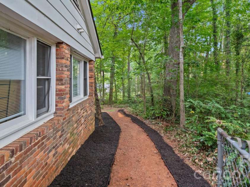 7515 Shady Lane, Charlotte, NC 28215.  MLS# CAR4405642, YatesRealty ID 39792. 