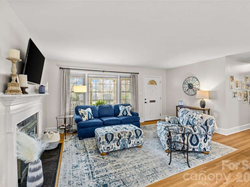 6326 Rosecrest Drive, Charlotte, NC 28210.  MLS# CAR4405630, YatesRealty ID 39794. Beautifully finished hardwoods througout