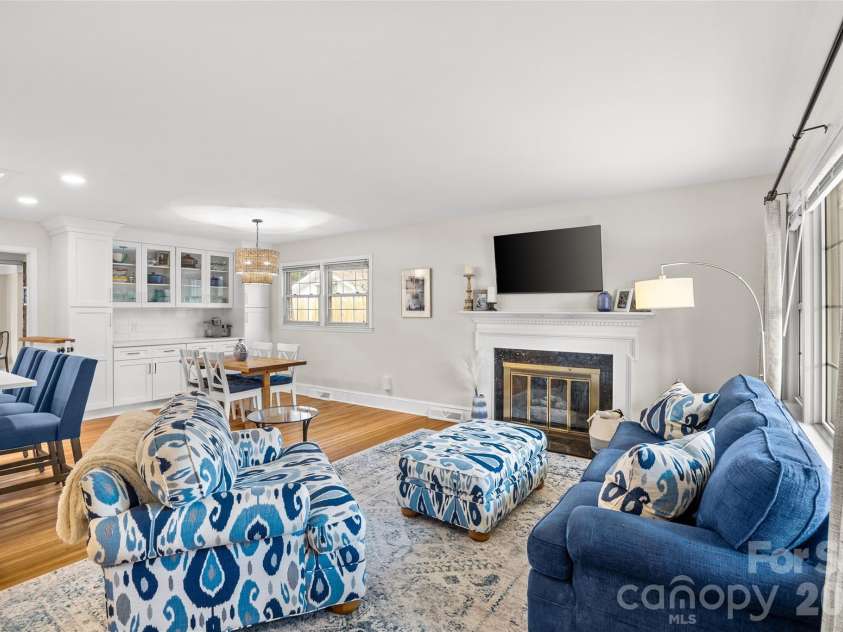 6326 Rosecrest Drive, Charlotte, NC 28210.  MLS# CAR4405630, YatesRealty ID 39794. Endless windows