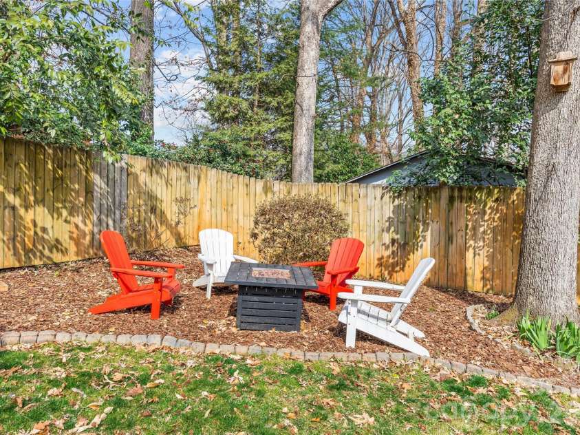 6326 Rosecrest Drive, Charlotte, NC 28210.  MLS# CAR4405630, YatesRealty ID 39794. Fully Fenced
