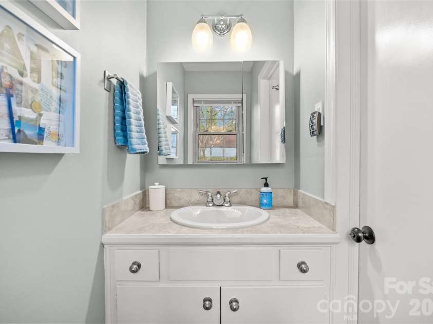 6326 Rosecrest Drive, Charlotte, NC 28210.  MLS# CAR4405630, YatesRealty ID 39794. Half Bathroom