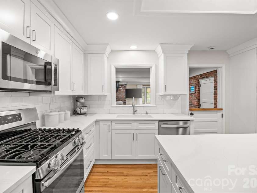 6326 Rosecrest Drive, Charlotte, NC 28210.  MLS# CAR4405630, YatesRealty ID 39794. Stainless Steal appliances