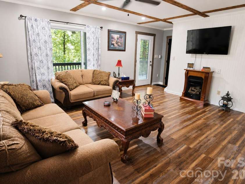 47 Caribou Lane, Burnsville, NC 28714.  MLS# CAR4405502, YatesRealty ID 39795. 