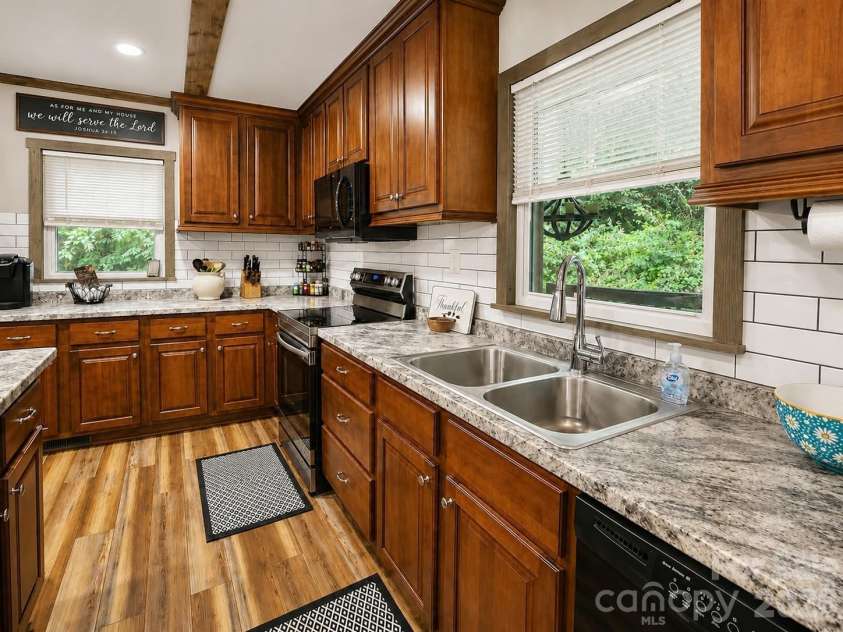 47 Caribou Lane, Burnsville, NC 28714.  MLS# CAR4405502, YatesRealty ID 39795. 