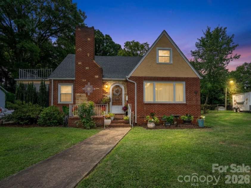 1017 Druid Circle, Charlotte, NC 28206.  MLS# CAR4405229, YatesRealty ID 39806. 