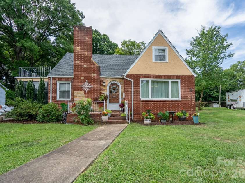 1017 Druid Circle, Charlotte, NC 28206.  MLS# CAR4405229, YatesRealty ID 39806. 