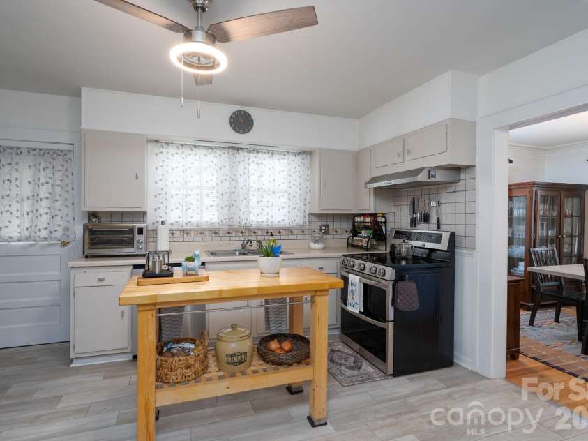 1017 Druid Circle, Charlotte, NC 28206.  MLS# CAR4405229, YatesRealty ID 39806. 