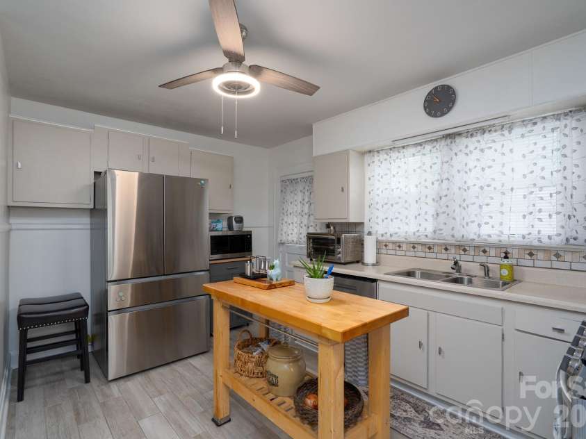 1017 Druid Circle, Charlotte, NC 28206.  MLS# CAR4405229, YatesRealty ID 39806. 