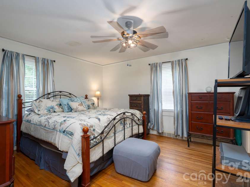 1017 Druid Circle, Charlotte, NC 28206.  MLS# CAR4405229, YatesRealty ID 39806. 