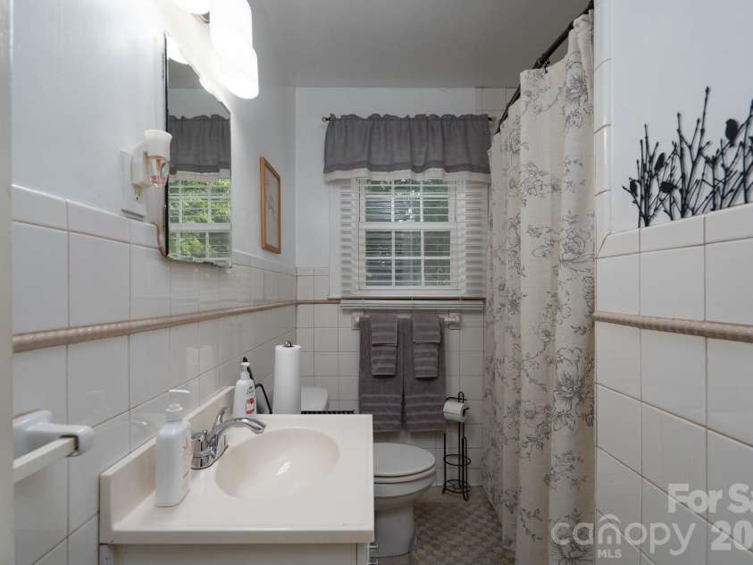 1017 Druid Circle, Charlotte, NC 28206.  MLS# CAR4405229, YatesRealty ID 39806. 