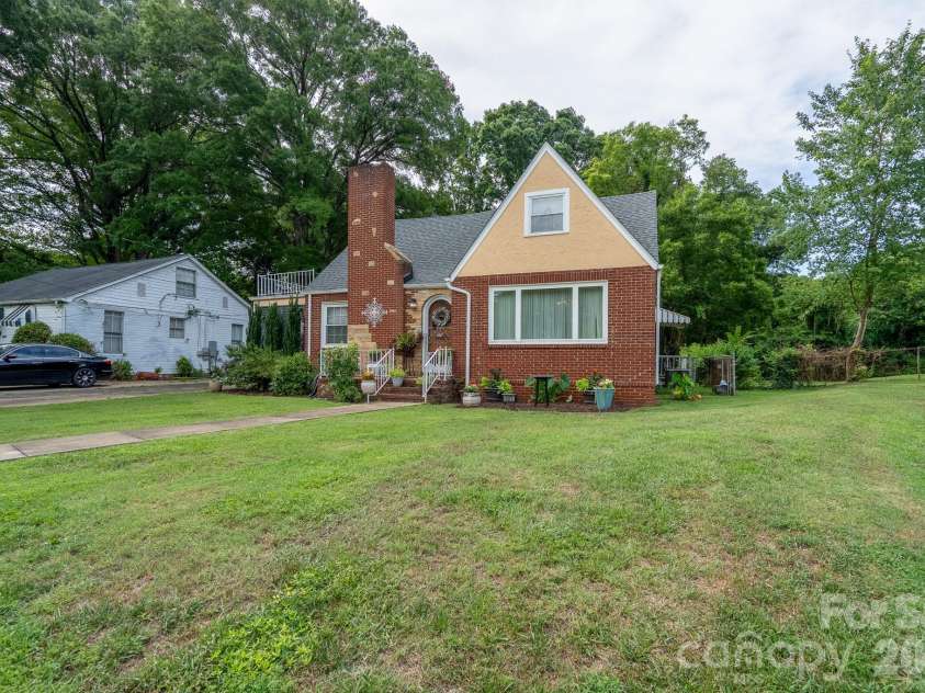 1017 Druid Circle, Charlotte, NC 28206.  MLS# CAR4405229, YatesRealty ID 39806. 