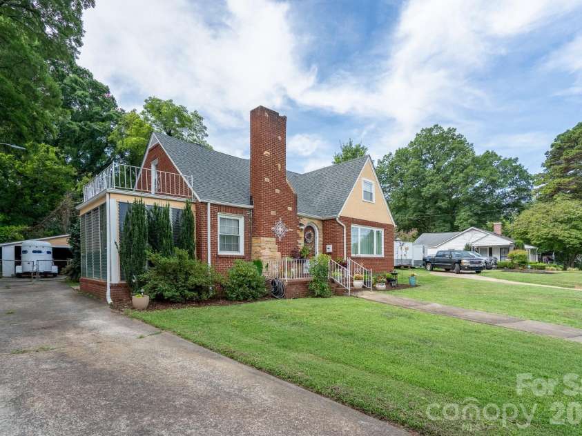 1017 Druid Circle, Charlotte, NC 28206.  MLS# CAR4405229, YatesRealty ID 39806. 