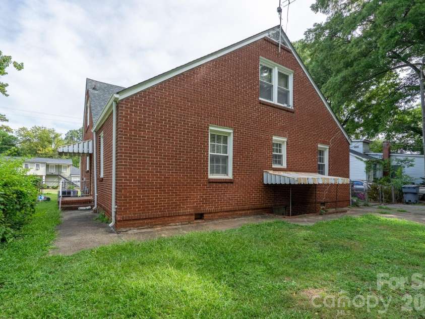 1017 Druid Circle, Charlotte, NC 28206.  MLS# CAR4405229, YatesRealty ID 39806. 