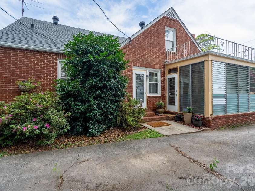1017 Druid Circle, Charlotte, NC 28206.  MLS# CAR4405229, YatesRealty ID 39806. 