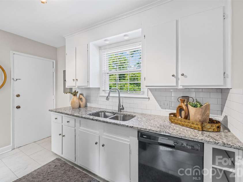 419 Wakefield Drive, Charlotte, NC 28209.  MLS# CAR4405114, YatesRealty ID 39808. 