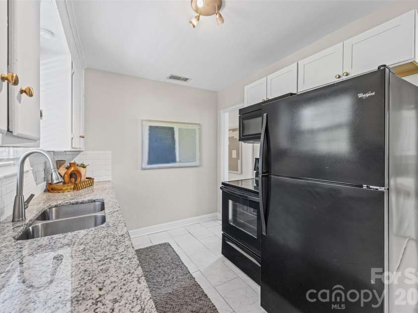 419 Wakefield Drive, Charlotte, NC 28209.  MLS# CAR4405114, YatesRealty ID 39808. 