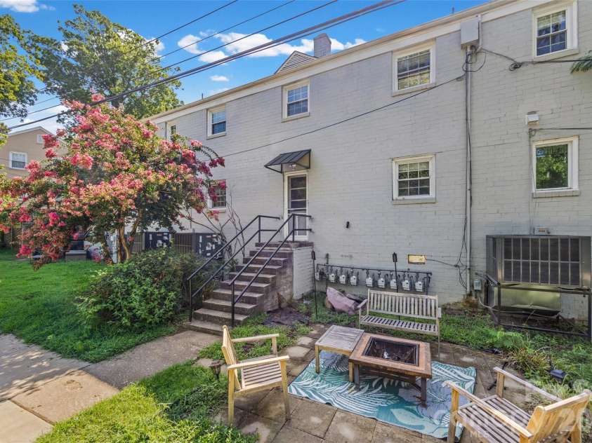 419 Wakefield Drive, Charlotte, NC 28209.  MLS# CAR4405114, YatesRealty ID 39808. 