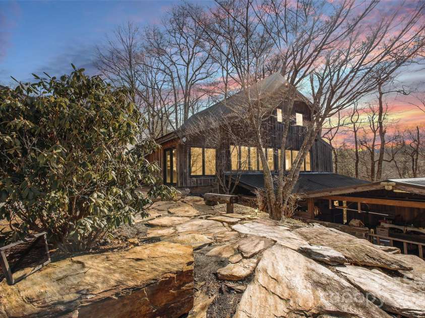 23022 Linville Falls Highway, Linville Falls, NC 28647.  MLS# CAR4178209, YatesRealty ID 3981. Luxury mountain living located within walking distance to Linville Falls and the Linville Gorge wilderness area in Pisgah National Forest