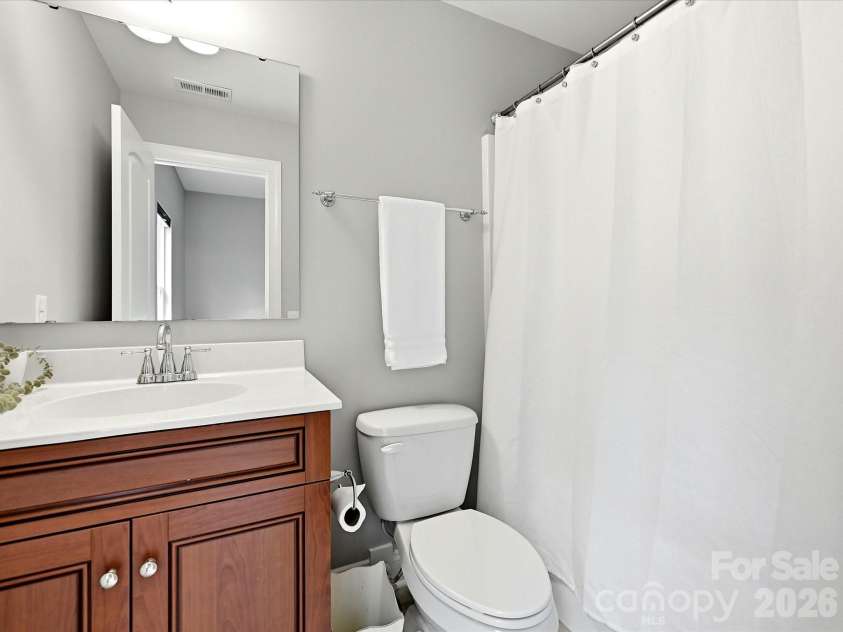 16620 Redding Park Lane, Cornelius, NC 28031.  MLS# CAR4404866, YatesRealty ID 39811. This secondary full bath features a spacious vanity, neutral finishes, and a tub/shower combination for everyday convenience.