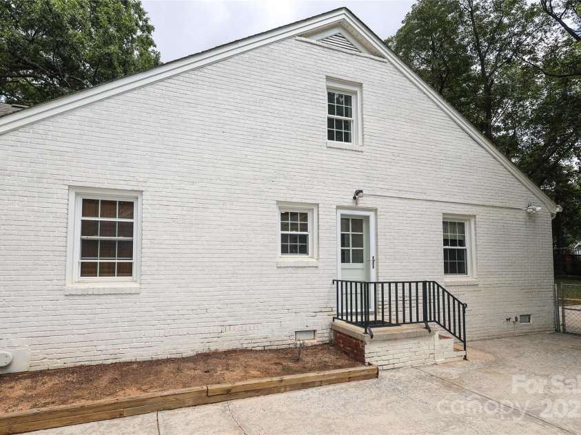 1422 Morningside Drive, Charlotte, NC 28205.  MLS# CAR4186101, YatesRealty ID 3982. 