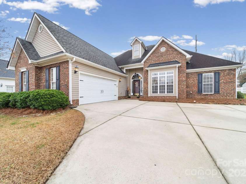 2006 Galena Chase Drive, Indian Trail, NC 28079.  MLS# CAR4322561, YatesRealty ID 3982. 