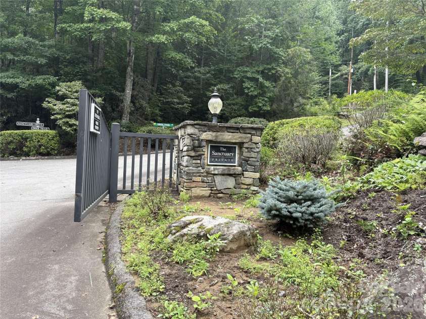 40 Sanctuary Drive, Burnsville, NC 28714.  MLS# CAR4274475, YatesRealty ID 3982. 