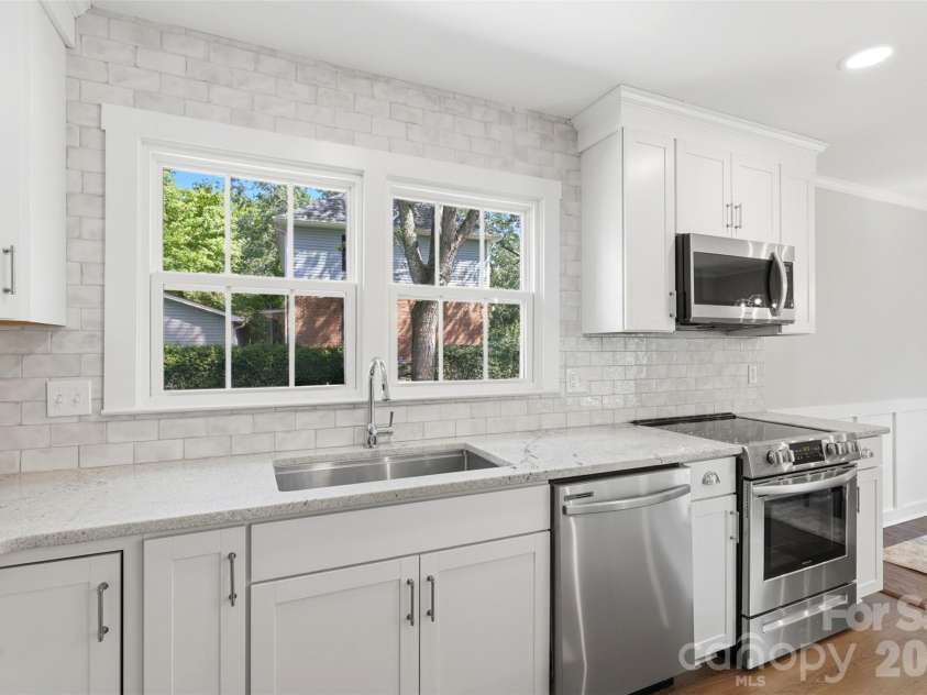 8115 Knollbrook Drive, Charlotte, NC 28270.  MLS# CAR4404364, YatesRealty ID 39821. 