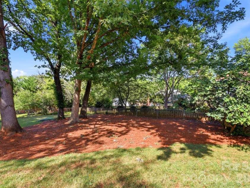 8115 Knollbrook Drive, Charlotte, NC 28270.  MLS# CAR4404364, YatesRealty ID 39821. 