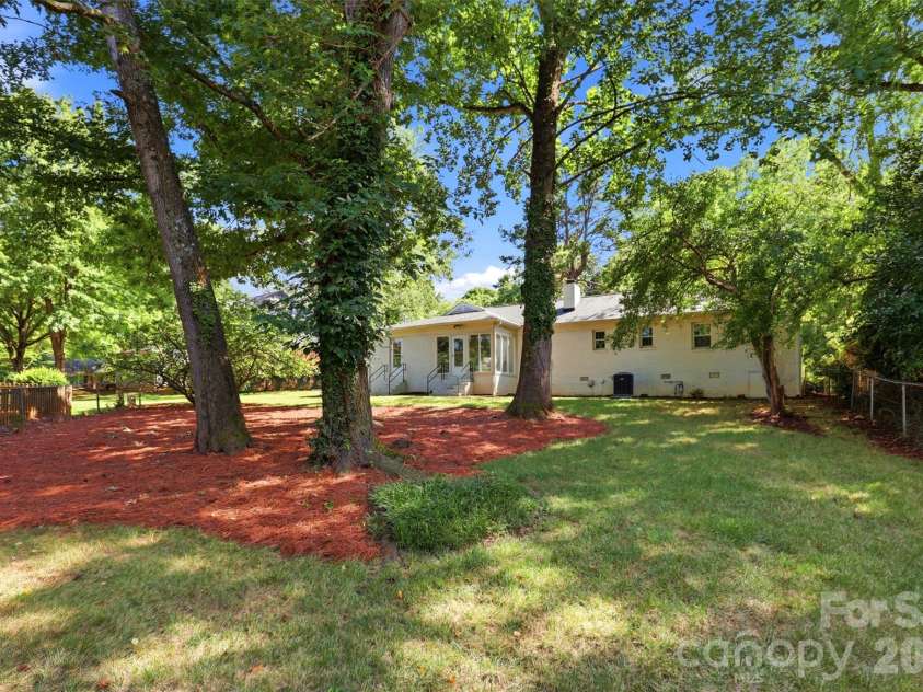 8115 Knollbrook Drive, Charlotte, NC 28270.  MLS# CAR4404364, YatesRealty ID 39821. 