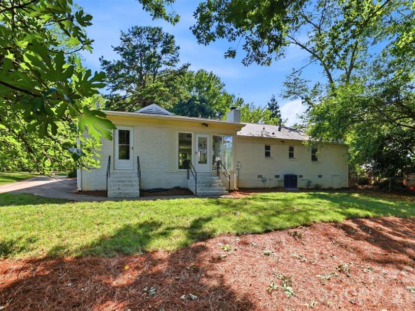 8115 Knollbrook Drive, Charlotte, NC 28270.  MLS# CAR4404364, YatesRealty ID 39821. 