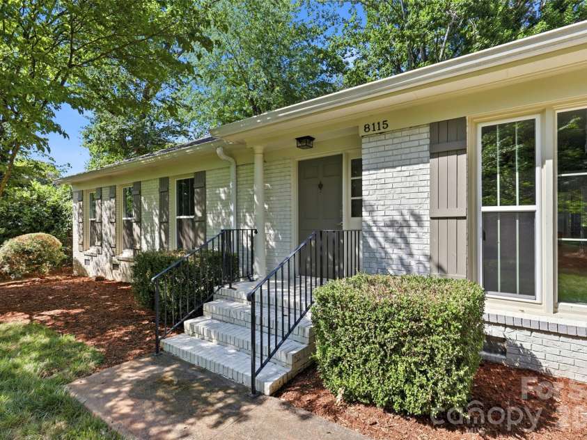 8115 Knollbrook Drive, Charlotte, NC 28270.  MLS# CAR4404364, YatesRealty ID 39821. 