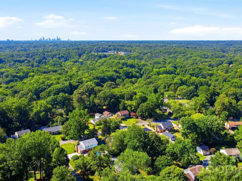 8115 Knollbrook Drive, Charlotte, NC 28270.  MLS# CAR4404364, YatesRealty ID 39821. 