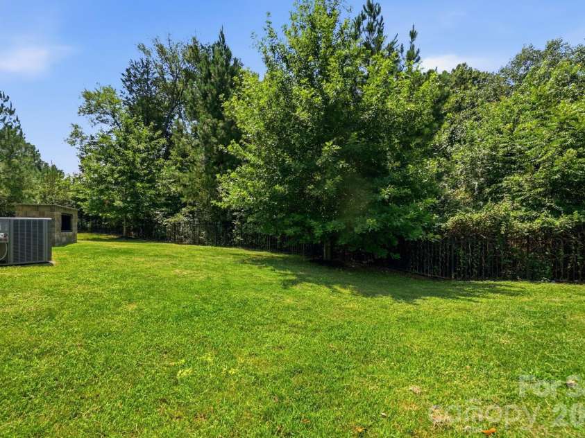 9815 Caledenia Drive, Huntersville, NC 28078.  MLS# CAR4403205, YatesRealty ID 39830. 