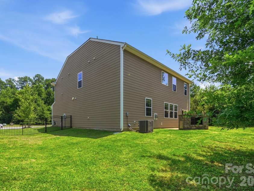 9815 Caledenia Drive, Huntersville, NC 28078.  MLS# CAR4403205, YatesRealty ID 39830. 
