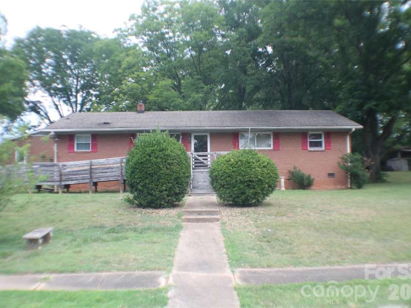 621 Westside Terrace, Davidson, NC 28036.  MLS# CAR4403116, YatesRealty ID 39832. Front Main Entrance