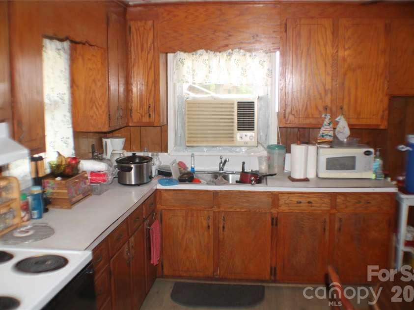 621 Westside Terrace, Davidson, NC 28036.  MLS# CAR4403116, YatesRealty ID 39832. Kitchen