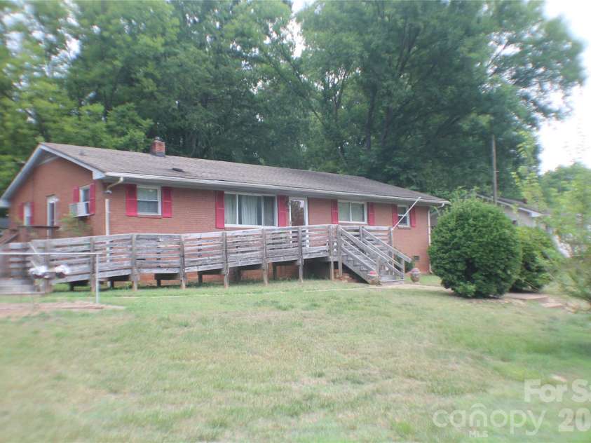621 Westside Terrace, Davidson, NC 28036.  MLS# CAR4403116, YatesRealty ID 39832. Left Flank