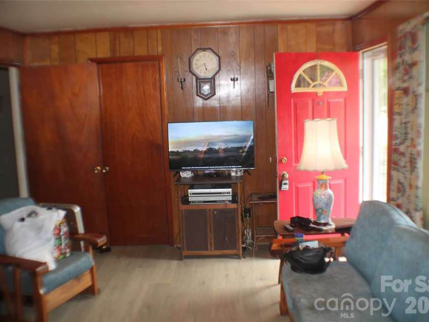 621 Westside Terrace, Davidson, NC 28036.  MLS# CAR4403116, YatesRealty ID 39832. Living Room
