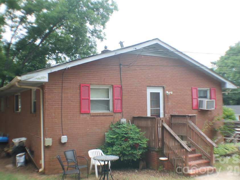 621 Westside Terrace, Davidson, NC 28036.  MLS# CAR4403116, YatesRealty ID 39832. Side Entrance to Kitchen