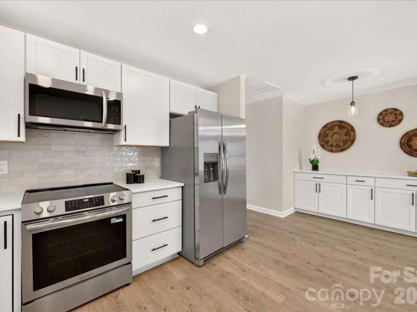 2000 Lawton Bluff Road, Charlotte, NC 28226.  MLS# CAR4403159, YatesRealty ID 39834. 