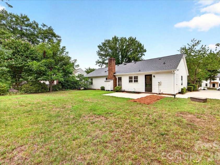 2000 Lawton Bluff Road, Charlotte, NC 28226.  MLS# CAR4403159, YatesRealty ID 39834. 