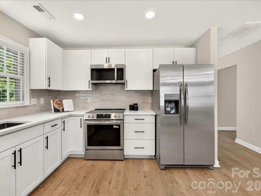 2000 Lawton Bluff Road, Charlotte, NC 28226.  MLS# CAR4403159, YatesRealty ID 39834. All new kitchen!