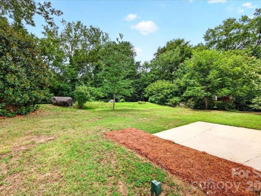 2000 Lawton Bluff Road, Charlotte, NC 28226.  MLS# CAR4403159, YatesRealty ID 39834. Large backyard with mature foliage