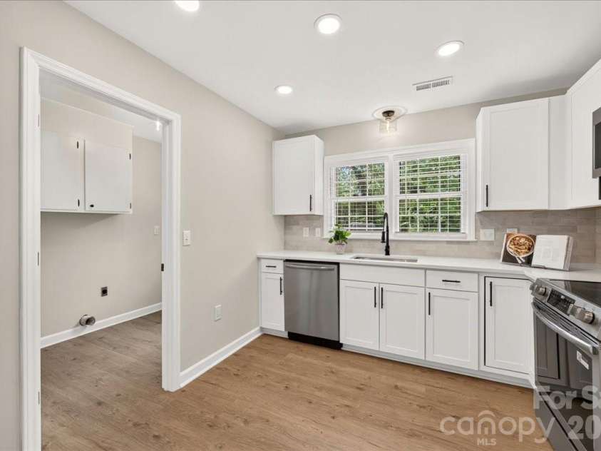2000 Lawton Bluff Road, Charlotte, NC 28226.  MLS# CAR4403159, YatesRealty ID 39834. Laundry/mud room off the kitchen