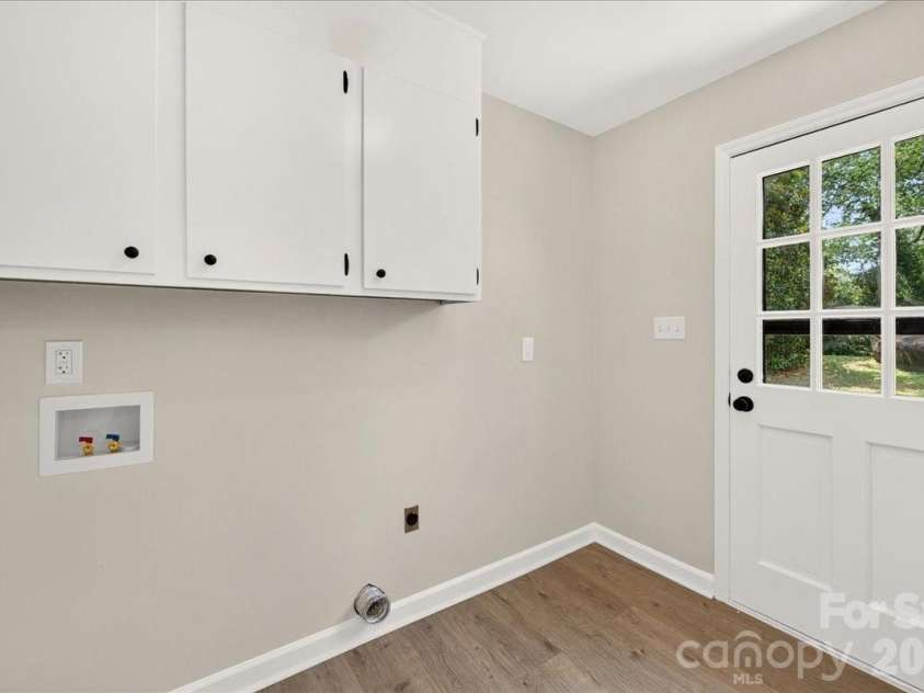 2000 Lawton Bluff Road, Charlotte, NC 28226.  MLS# CAR4403159, YatesRealty ID 39834. Laundry/mud room with refreshed cabinetry