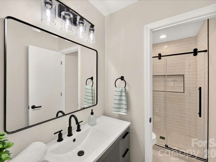 2000 Lawton Bluff Road, Charlotte, NC 28226.  MLS# CAR4403159, YatesRealty ID 39834. Primary ensuite bath