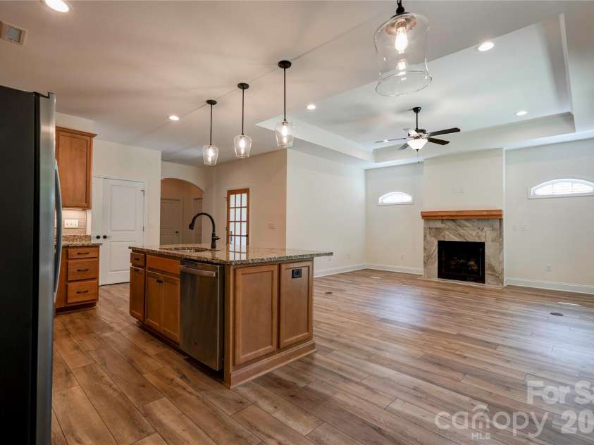 194 T R Harris Drive, Shelby, NC 28150.  MLS# CAR4403041, YatesRealty ID 3984. Bright shiny open floor plan.